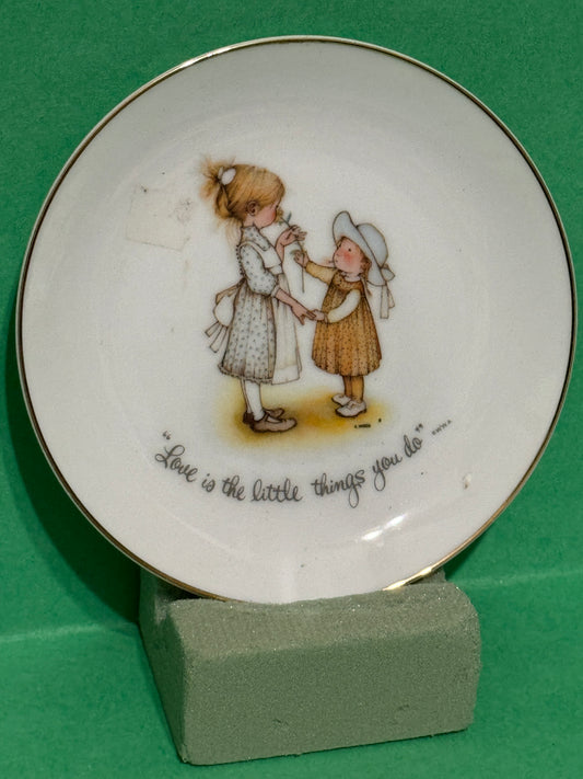 Holly Hobbie "Love is the little things"  6 inch Collector Plate - 1973 - Vintage