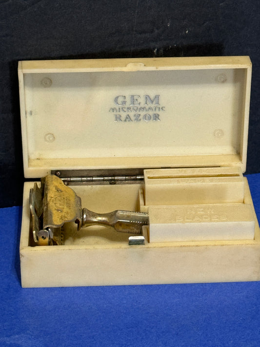 GEM Micromatic Razor in Plastic Case - Vintage